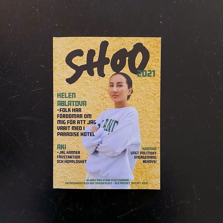 NU ÄR TIDNINGEN SHOO HÄR eller ”Låt oss presentera årets upplaga av tidningen Shoo Varje år, sedan Fanzingo grundades, så har unga människor boende i Botkyrka fått möjligheten att skapa en tidning och fylla den med berättelser och innehåll utifrån ett ungt perspektiv.
"Temat för 2021 är hållbarhet, och först kanske du tänker på miljön men hållbarhet är så mycket mer. Något som är hållbart är något beständigt, något som räcker länge. Begreppet kan användas inom flera olika områden; hållbar barndom, hållbar miljö, hållbar politik och hållbart mående är några exempel. Därför kommer du i årets tidning kunna läsa om bland annat psykisk ohälsa, självförtroende, politik och ungas relation till polisen." (Emma Ledström & Ev Andersson, Shoo-redaktionen 2021)"
Utöver tidningen så får ungdomarna, under tre veckors feriepraktik, även skapa film och annan medieproduktion. Feriepraktiken på Fanzingo sker i samarbete med Botkyrka kommun." Tidningen är snyggt formgiven av Emma Dominguez @emmadominguezm